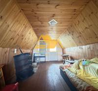 Predám peknú chatu na celoročné bývanie v Nových zámkoch - Podkrovie v chate s dreveným dekorom a jednoduchým vybavením, príjemný priestor na oddych.