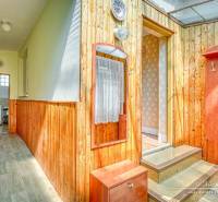 REZERVOVANÉ 4-izbový rodinný dom na Kopánke v Trnave - Drevený interiér s chodbou a vstupom v rodinnom dome so svetlými stenami.