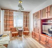 REZERVOVANÉ 4-izbový rodinný dom na Kopánke v Trnave - Obývacia izba s drevenou zostavou, gaučom a televízorom v rodinnom dome.