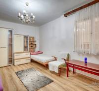 REZERVOVANÉ 4-izbový rodinný dom na Kopánke v Trnave - Rodinný dom s drevenou podlahou, lustrami a nábytkom, izba s denným svetlom.