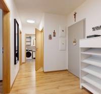 Na predaj moderný 3i byt v novostavbe Ovocné sady s parkovaním, BA - Chodba v 3-izbovom byte s podlahou s dreveným dekorom a bielym regálom.