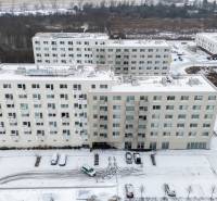 Na predaj moderný 3i byt v novostavbe Ovocné sady s parkovaním, BA - Zasnežené bytové budovy na Ivanskej ceste v Bratislave - Ružinove, zobrazené zhora.