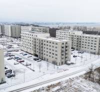 Na predaj moderný 3i byt v novostavbe Ovocné sady s parkovaním, BA - Snežná krajina v Bratislave-Ružinove na Ivanskej ceste s bytovými domami a parkoviskami.