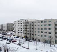 Na predaj moderný 3i byt v novostavbe Ovocné sady s parkovaním, BA - Zasnežené parkovisko a bytové domy na Ivanskej ceste, Bratislava - Ružinov.