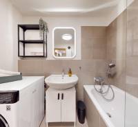 Na predaj moderný 3i byt v novostavbe Ovocné sady s parkovaním, BA - Kúpeľňa v 3-izbovom byte s vaňou, práčkou a poličkami na stene.