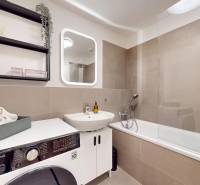 Na predaj moderný 3i byt v novostavbe Ovocné sady s parkovaním, BA - Kúpeľňa v 3-izbovom byte s práčkou a vaňou; zrkadlo, umývadlo a polica.