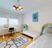 Na predaj moderný 3i byt v novostavbe Ovocné sady s parkovaním, BA - Detská izba s dvomi posteľami, písacím stolom a podlahou s dreveným dekorom.