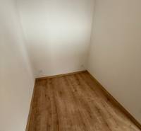 Na predaj 1,5-izbový byt v novostavbe GREENSIDE Trebišov - Malá miestnosť v 1-izbovom byte s podlahou s dreveným dekorom.