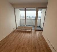 Na predaj 1,5-izbový byt v novostavbe GREENSIDE Trebišov - Obývacia izba v 1-izbovom byte s podlahou s dreveným dekorom a veľkými oknami.