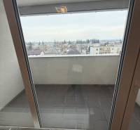 Na predaj 1,5-izbový byt v novostavbe GREENSIDE Trebišov - Výhľad z balkóna 1-izbového bytu na Trebišov, Hodvábna, cez veľké balkónové dvere.