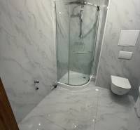 Na predaj 1,5-izbový byt v novostavbe GREENSIDE Trebišov - Kúpeľňa s mramorovými obkladmi a sprchovým kútom v 1-izbovom byte.