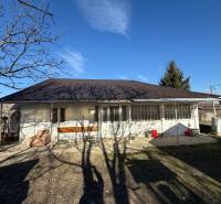 Výborná investícia! Pozemok so starým rodinným domom Svätý Peter - Rodinný dom na Cintorínskej ulici v Svätom Petre s rozsiahlym dvorom a stromami.