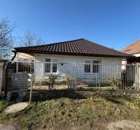 Výborná investícia! Pozemok so starým rodinným domom Svätý Peter - Rodinný dom na Cintorínskej ulici v Svätom Petri s oploteným dvorom a záhradou.