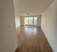 Na predaj 2 izbový byt GEENSIDE Trebišov - Svetlá obývacia izba s podlahou s dreveným dekorom v 2-izbovom byte.