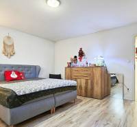 Rodinný dom v obci Bernolákovo, po kompletnej rekonštrukcii - Spálňa v rodinnom dome s podlahou s dreveným dekorom a vianočnými dekoráciami.