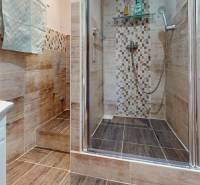 Predaj, trojizbový byt v Kremnici - Kúpeľňa v 3-izbovom byte s dlažbou a sprchovacím kútom s modernými obkladmi.