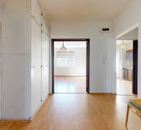 Predaj, trojizbový byt v Kremnici - Chodba v 3-izbovom byte s podlahou s dreveným dekorom a jednoduchým nábytkom.