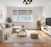 Predaj, trojizbový byt v Kremnici - Obývacia izba v 3-izbovom byte s pohovkou a podlahou s dreveným dekorom.