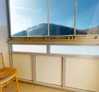 Predaj, trojizbový byt v Kremnici - Zasklený balkón s krásnym výhľadom na prírodu z 3-izbového bytu.