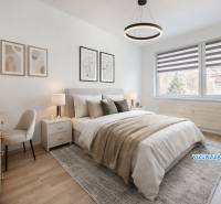 Predaj, trojizbový byt v Kremnici - Svetlá spálňa v 3-izbovom byte s podlahou s dreveným dekorom, pohodlnou posteľou a dekoráciami.