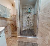 Predaj, trojizbový byt v Kremnici - Kúpeľňa v 3-izbovom byte s keramickými obkladmi a sprchovým kútom.