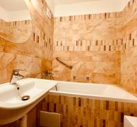 EXKLUZÍVNE! | Krásny 2-izbový byt | 52m² | Považanova - Kúpeľňa v 2-izbovom byte s umývadlom a vaňou, obložená mramorovými kachličkami.