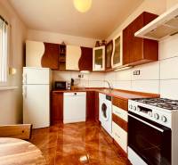 EXKLUZÍVNE! | Krásny 2-izbový byt | 52m² | Považanova - Kuchyňa v 2-izbovom byte s podlahou s dreveným dekorom, obsahujúca spotrebiče a nábytok.