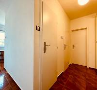 EXKLUZÍVNE! | Krásny 2-izbový byt | 52m² | Považanova - Chodba v 2-izbovom byte s hnedými lesklými dlažbami a bielymi stenami.