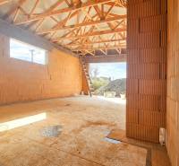 PRIESTRANNÁ 4-IZBOVÁ NOVOSTAVBA 167.38m²- BUNGALOV NA POZEMKU AŽ 702m² - Stavba rodinného domu v Pavliciach s viditeľnou konštrukciou strechy.