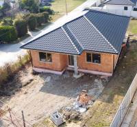 PRIESTRANNÁ 4-IZBOVÁ NOVOSTAVBA 167.38m²- BUNGALOV NA POZEMKU AŽ 702m² - Stavebný rodinný dom v meste Pavlice so strechou z tmavých škridiel.