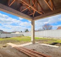 PRIESTRANNÁ 4-IZBOVÁ NOVOSTAVBA 167.38m²- BUNGALOV NA POZEMKU AŽ 702m² - Stavebný postup rodinného domu v Pavliciach s drevenou strešnou konštrukciou a upraveným dvorom.
