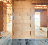 PRIESTRANNÁ 4-IZBOVÁ NOVOSTAVBA 167.38m²- BUNGALOV NA POZEMKU AŽ 702m² - Interiér rozostavaného rodinného domu s neomietnutými tehlovými stenami a výhľadom do exteriéru.