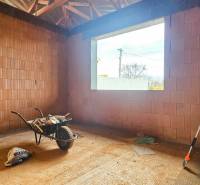 PRIESTRANNÁ 4-IZBOVÁ NOVOSTAVBA 167.38m²- BUNGALOV NA POZEMKU AŽ 702m² - Interiérová miestnosť v rodinnom dome s tehlovými stenami, fúrikom a náradím.