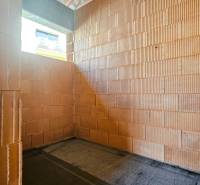 PRIESTRANNÁ 4-IZBOVÁ NOVOSTAVBA 167.38m²- BUNGALOV NA POZEMKU AŽ 702m² - Prázdna miestnosť v rozostavanom rodinnom dome s tehlovými stenami.