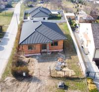 PRIESTRANNÁ 4-IZBOVÁ NOVOSTAVBA 167.38m²- BUNGALOV NA POZEMKU AŽ 702m² - Rodinný dom v Pavliciach so šikmou strechou a rozostavaným dvorom.