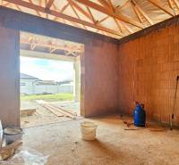 PRIESTRANNÁ 4-IZBOVÁ NOVOSTAVBA 167.38m²- BUNGALOV NA POZEMKU AŽ 702m² - Stavba rodinného domu v Pavliciach, tehlové steny, rozpracovaná konštrukcia strechy.