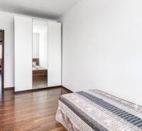 4-i., zariadený, lodžia, pivnica, internet, Röntgenova ul. - Izba v 4-izbovom byte s podlahou s dreveným dekorom a vstavanou skriňou.