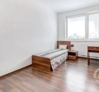 4-i., zariadený, lodžia, pivnica, internet, Röntgenova ul. - Minimalistická izba so samostatnou posteľou a písacím stolom, podlaha s dreveným dekorom.