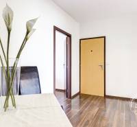 4-i., zariadený, lodžia, pivnica, internet, Röntgenova ul. - Interiér 4-izbového bytu s podlahou s dreveným dekorom a kvetmi vo váze na stole.