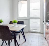 4-i., zariadený, lodžia, pivnica, internet, Röntgenova ul. - Jedálenský kút s tmavými stoličkami a stolom, kuchynská linka, 4-izbový byt.