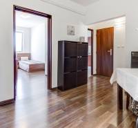 4-i., zariadený, lodžia, pivnica, internet, Röntgenova ul. - Interiér 4-izbového bytu s podlahou s dreveným dekorom, jedálňou a spálňou.