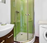 4-i., zariadený, lodžia, pivnica, internet, Röntgenova ul. - Kúpeľňa so sprchovým kútom, práčkou a umývadlom, 4-izbový byt.