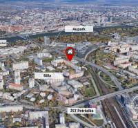 4-i., zariadený, lodžia, pivnica, internet, Röntgenova ul. - Letecká snímka Bratislavy - Petržalky so zvýraznením 4-izbového bytu na Röntgenovej ulici.