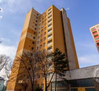 Nezariadený 3i byt po komp. rek. s lodžiou, Budyšínska - Výškový bytový dom na Budyšínskej ulici v Bratislave - Nové Mesto.