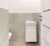 Nezariadený 3i byt po komp. rek. s lodžiou, Budyšínska - Kúpeľňa v 3-izbovom byte s umývadlom a toaletou, svetlé dlaždice.