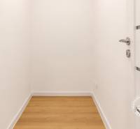 Nezariadený 3i byt po komp. rek. s lodžiou, Budyšínska - Malá miestnosť s podlahou s dreveným dekorom a bielymi stenami v 3-izbovom byte.