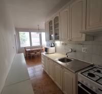 Ponúkame na prenájom priestranný 3-izbový byt v centre Martina - Kuchyňa v 3-izbovom byte s plynovým sporákom a jedálenským stolom.