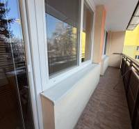 Ponúkame na prenájom priestranný 3-izbový byt v centre Martina  - Balkónový priestor pri 3-izbovom byte s oknami a dlažbou.