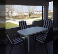 NIN-GRBLJANSKE VIKENDICE - dom s dvoma bytmi - Zariadený balkón v rodinnom dome v ulici Grbi v meste Nin.