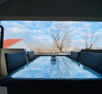 NIN-GRBLJANSKE VIKENDICE - dom s dvoma bytmi - Rodinný dom s terasou a stolom s výhľadom v Grbi v meste Nin.